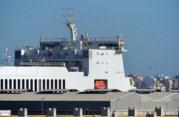 Nave Bifg in un porto — Foto Stock