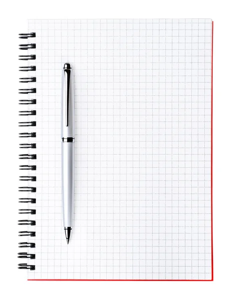 在空白页上的笔记本中，垂直的银笔 — 图库照片