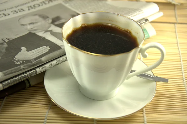 Cup of coffee and news at breakfast — Stock Photo, Image