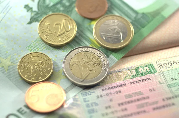 Schengen-visa en euro munten voor op reis gaat — Stockfoto