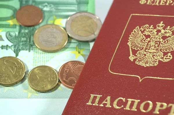 Nemzetközi útlevél és euroérmék — Stock Fotó