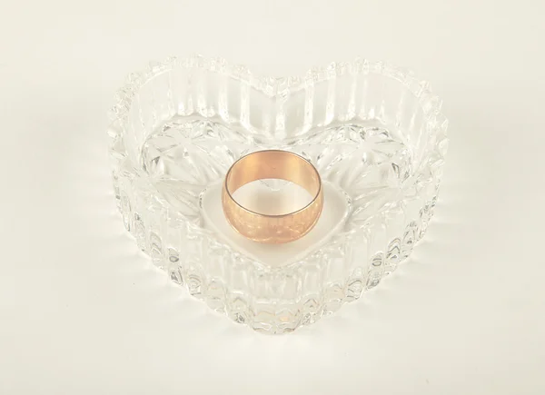Złoty pierścień w kształcie serca pole — Zdjęcie stockowe