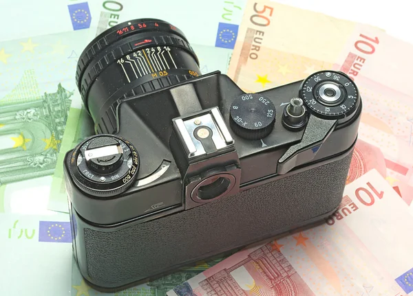 Photocamera liggande på euro — Stockfoto