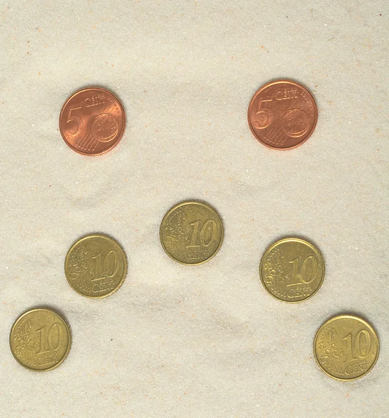 Сумний смайлик з монет євро — стокове фото