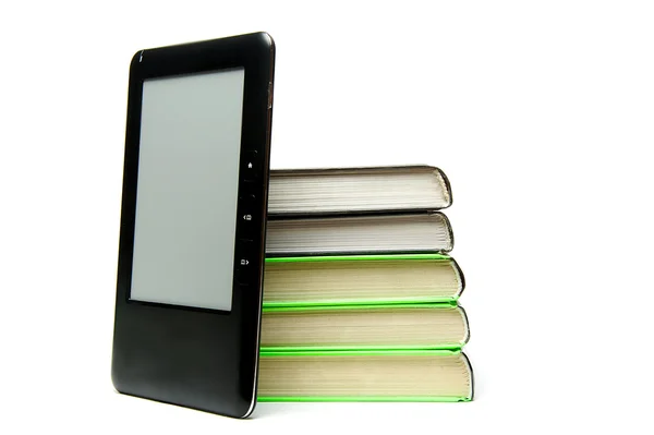 Stapel boeken en e-book geïsoleerd — Stockfoto