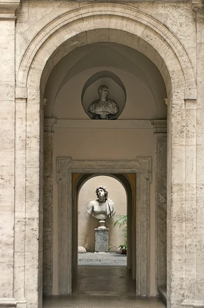 Небольшой дворик рядом с Пьяцца Навона в Риме, Италия . — стоковое фото