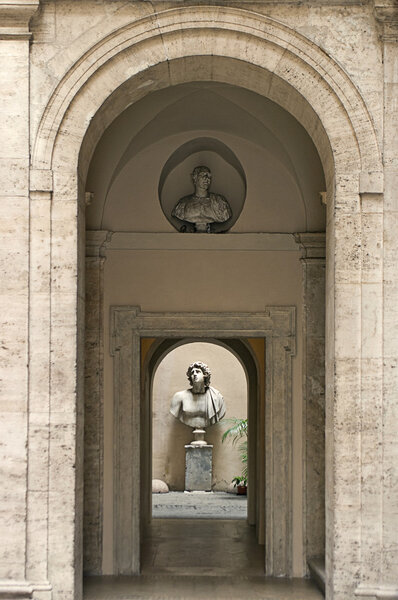 Небольшой дворик рядом с Пьяцца Навона в Риме, Италия
.