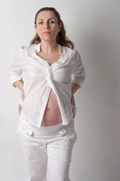 かわいい妊娠中の女性の肖像画 — ストック写真