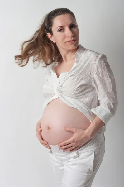 Retrato de uma mulher grávida bonito — Fotografia de Stock