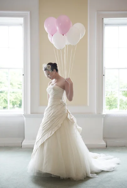 Bride and ballons — Stock Photo, Image