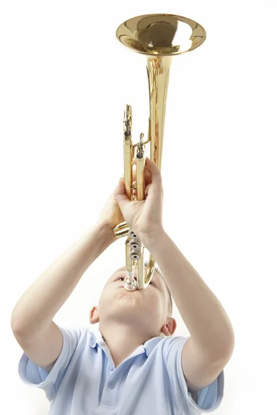Menino tocando trompete — Fotografia de Stock