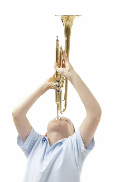 Мальчик играет на трубе — стоковое фото