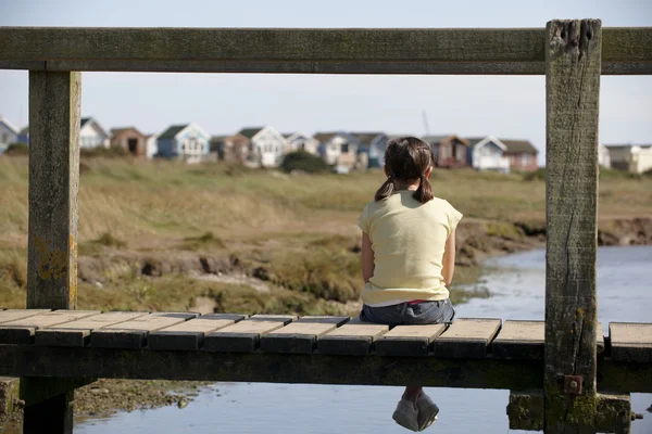 Menina sentada na ponte — Fotografia de Stock