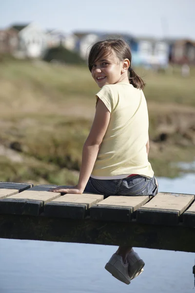 Mädchen auf Brücke lächelt in die Kamera — Stockfoto