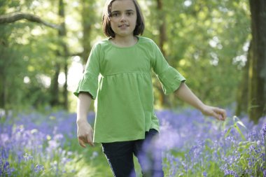 çocuk ve bluebells