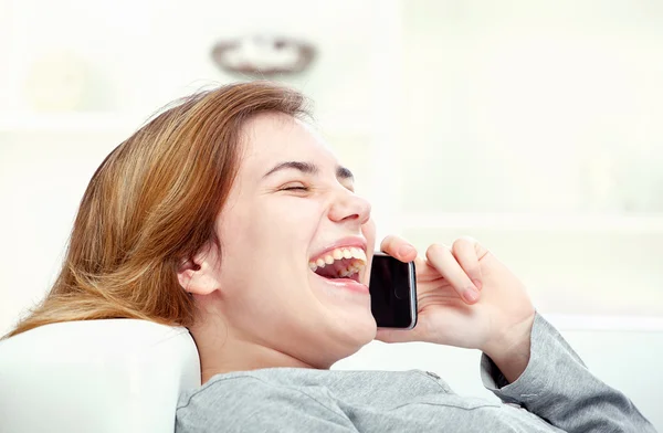 ผู้หญิงมีความสุขพูดคุยทางโทรศัพท์ — ภาพถ่ายสต็อก