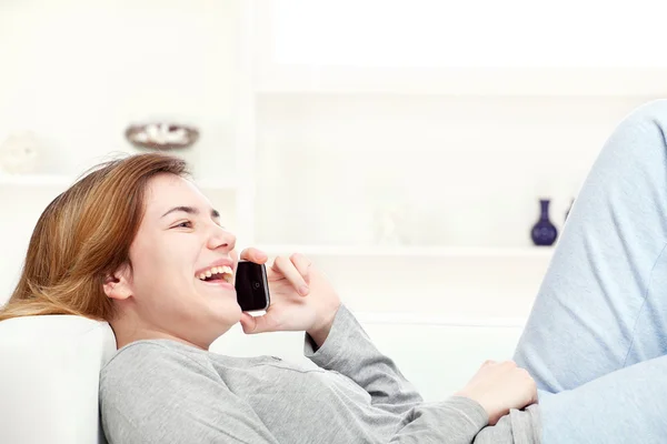 Mulher tem conversa alegre por telefone — Fotografia de Stock