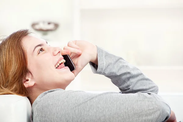 ผู้หญิงมีความสุขพูดคุยทางโทรศัพท์ — ภาพถ่ายสต็อก