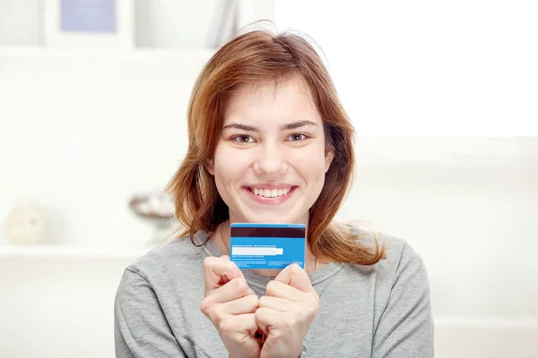 Felice giovane donna in possesso di carta di credito — Foto Stock