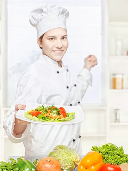 Chef-kok aanbieden van vegetarische maaltijd — Stockfoto