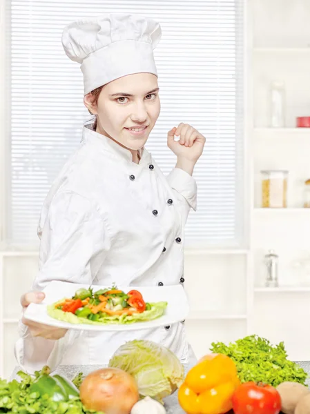 Шеф-кухар, що пропонує вегетаріанську страву — стокове фото