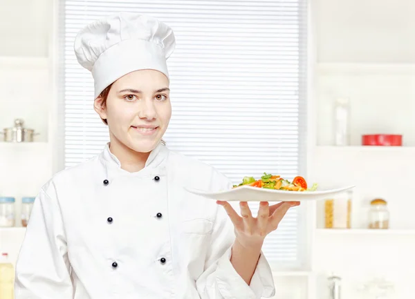 Chef segurando refeição vegetariana na cozinha — Fotografia de Stock