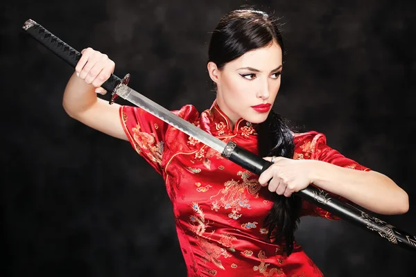 Mujer y espada katana — Foto de Stock