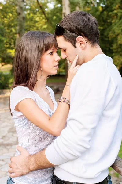 Jeune couple amoureux un jour d'été — Photo