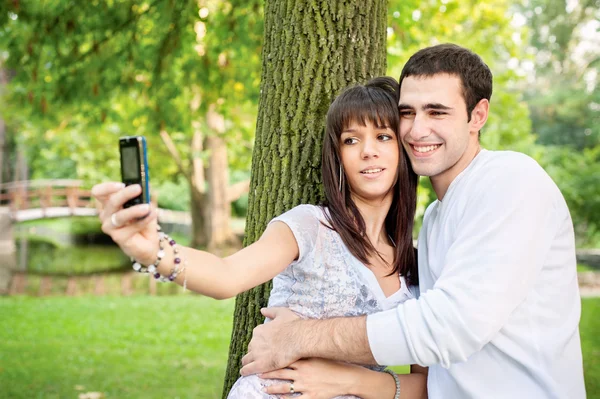 Giovane coppia scattare foto di se stessi — Foto Stock