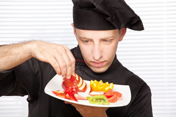 Chef decorating delicious fruit plate — Stock Photo, Image
