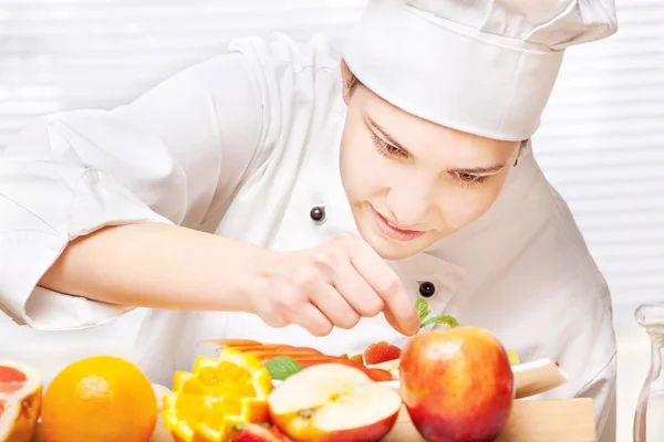 Шеф-кухар, який прикрашає смачну фруктову тарілку — стокове фото