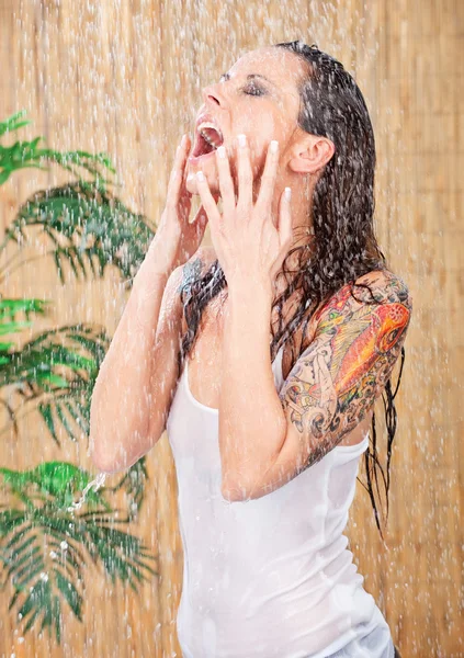Kvinna med tatueringar under dusch — Stockfoto