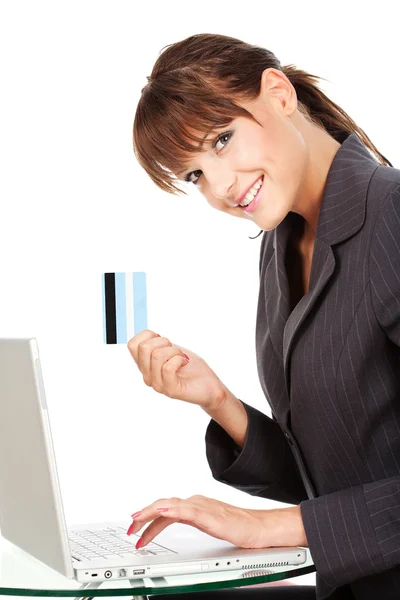 Mujer escribiendo en el teclado y la celebración de la tarjeta de crédito —  Fotos de Stock