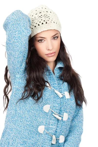 Retrato de uma jovem mulher de cabelo preto em um suéter de lã azul — Fotografia de Stock
