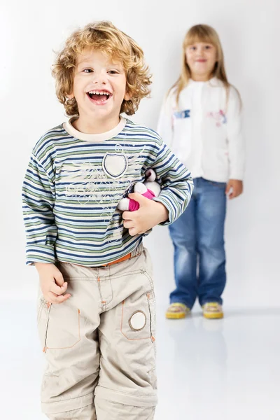 Счастливые мальчик и девочка — стоковое фото