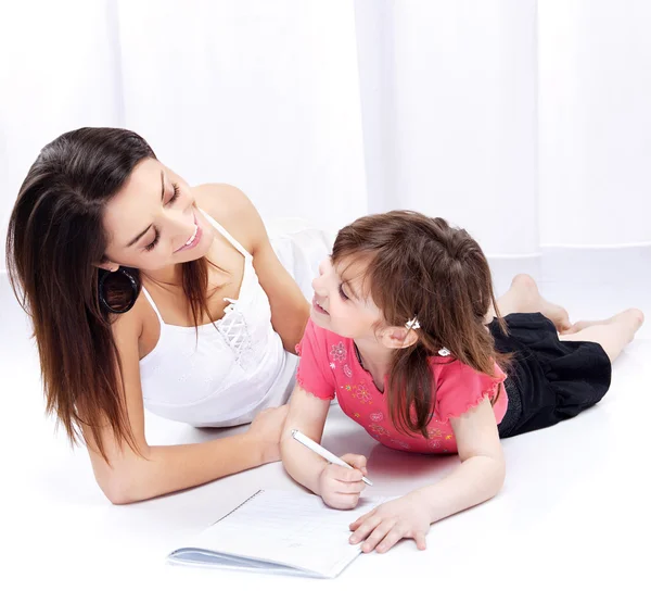 Mulher e criança desenhando no bloco de notas — Fotografia de Stock