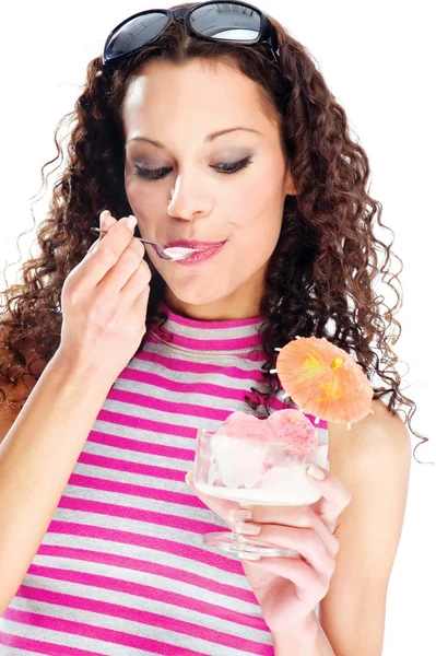 Vrouw eten icecream — Stockfoto
