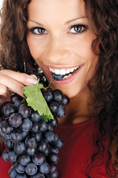 漂亮的女孩吃葡萄 — 图库照片