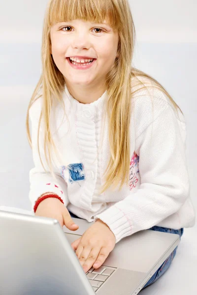 Child and computer — Stock Photo, Image