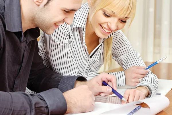 Young business couple work in office — Stock Photo, Image