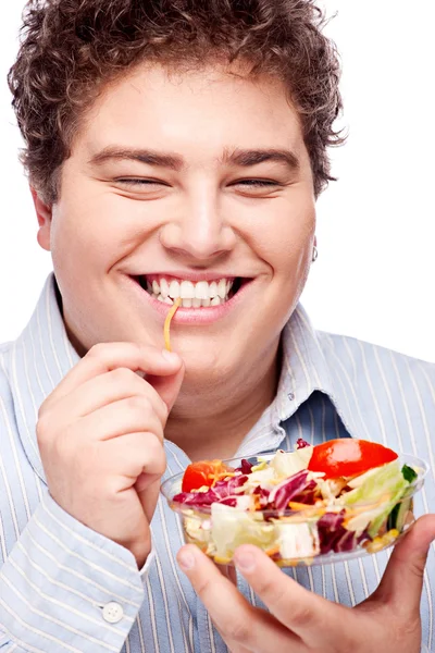 Mollige man met verse salade — Stockfoto