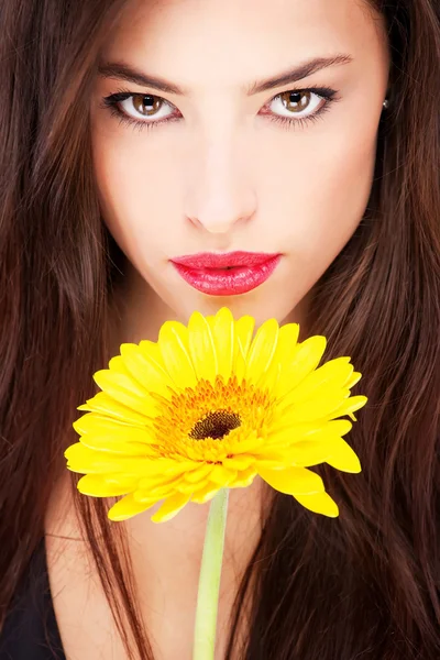 Kvinna och gult daisy — Stockfoto