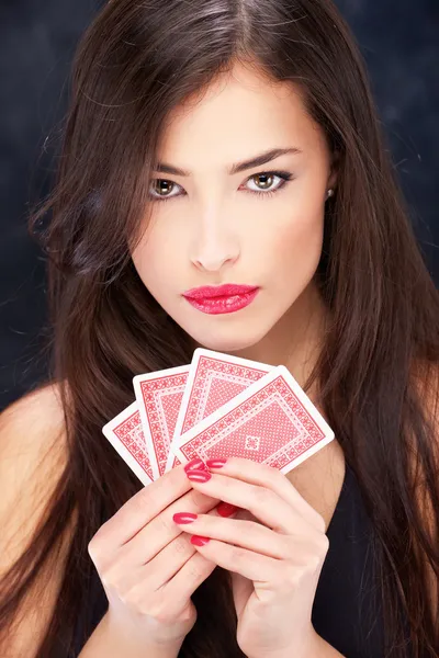 Güzel bir kadın tutarak kartları — Stok fotoğraf
