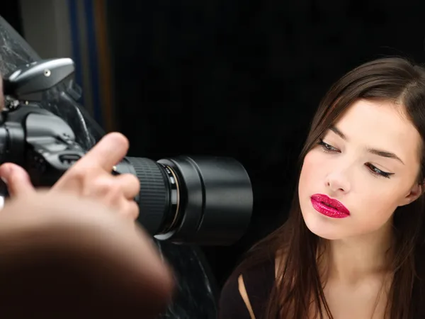 Vrouwelijke model op foto shoting in studio Stockfoto
