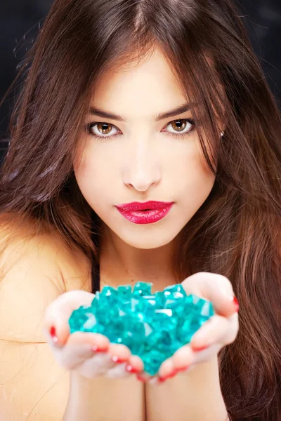 Kadın mavi kayalar ile — Stok fotoğraf