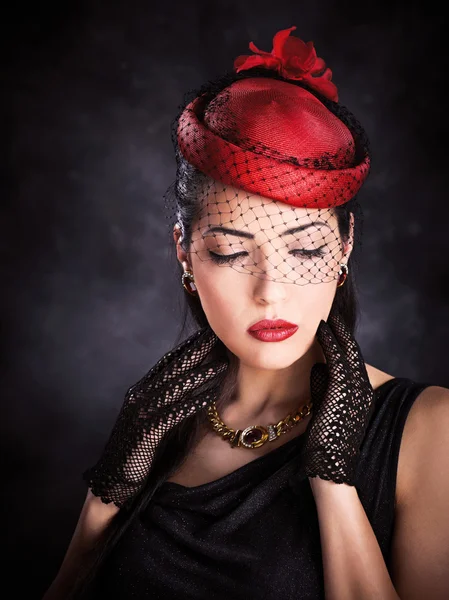 Kadın kırmızı şapka ve siyah eldiven — Stok fotoğraf