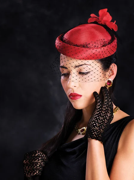Femme avec chapeau rouge et gants noirs — Photo