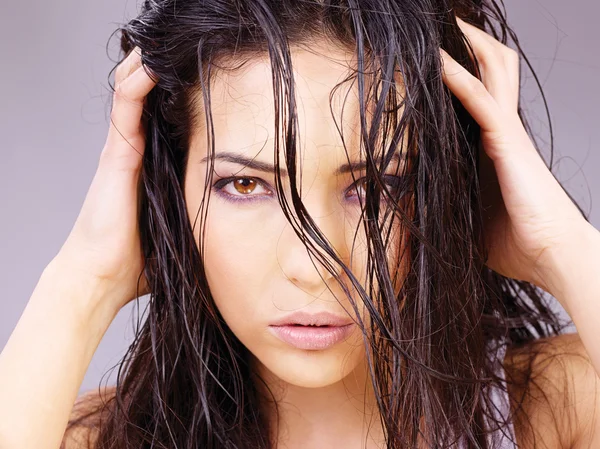 Islak saçlı kadın. — Stok fotoğraf