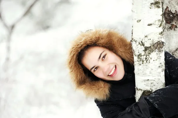 Lächelte niedliches Mädchen an einem kalten Wintertag — Stockfoto