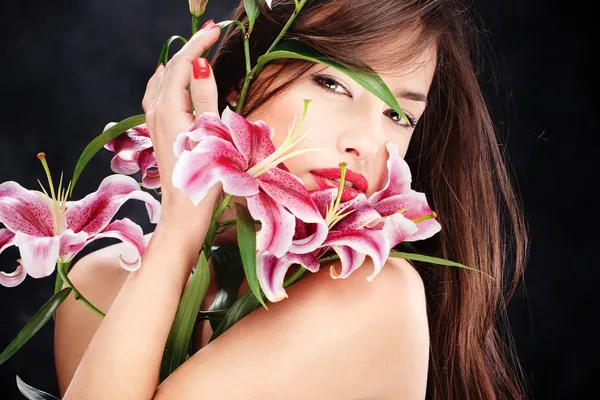 Vrouw met oosterse bloemen — Stockfoto